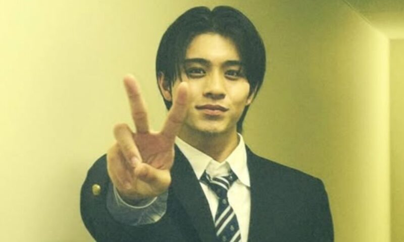 映画『80年後のあなたへ』に出演する岩崎碧さんの制服姿（ピースサインのオフショット）