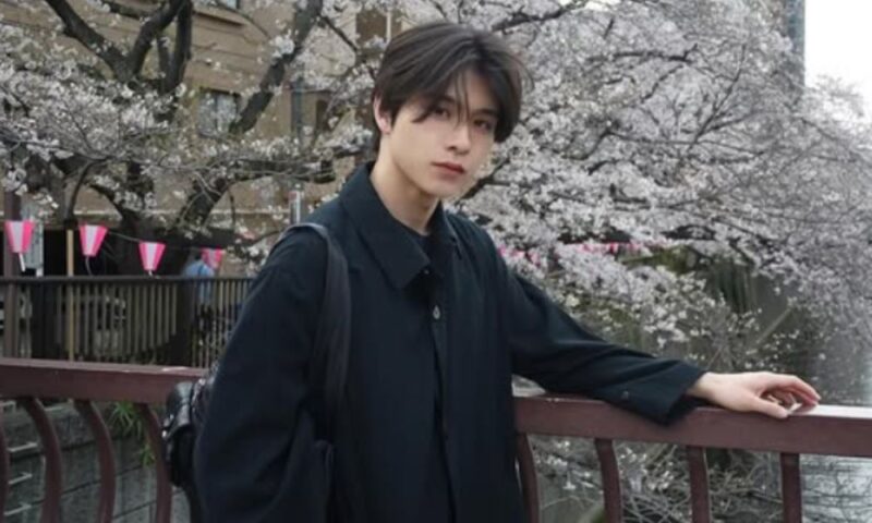 目黒川の桜を背景にした岩崎碧さんのオフショット（春の風景と自然な表情）