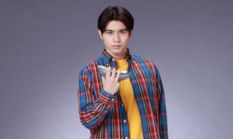 ウルトラマンテオで光石イブキ役を演じる岩崎碧さん（変身アイテムを手にしたビジュアル）