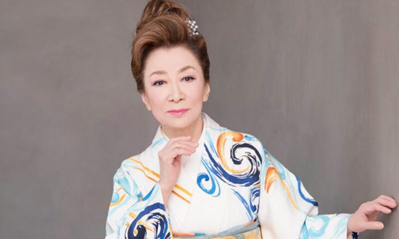 大月みやこが和装で微笑む宣材写真、未配信楽曲のサブスク解禁（『白い海峡』含む335曲）を発表したイメージ