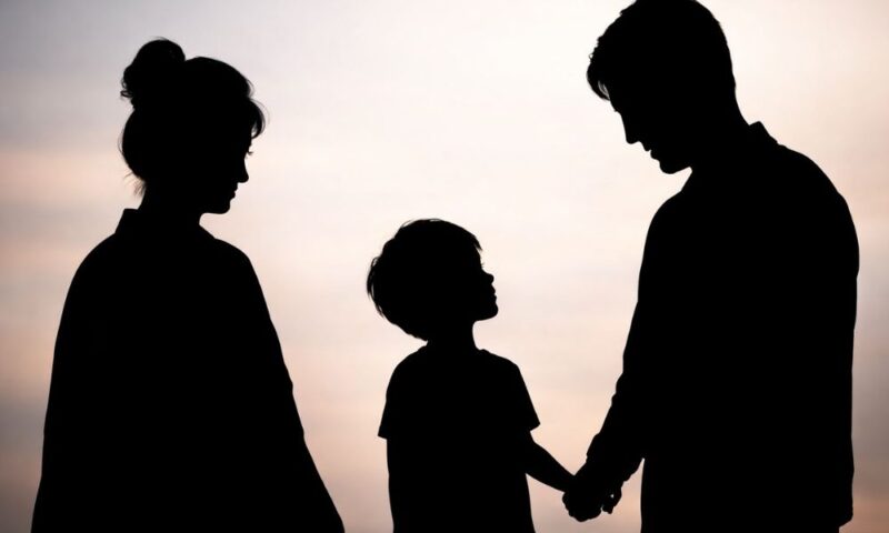 家族のシルエット（大人2人と子供1人）が手をつないで向き合うイメージ画像