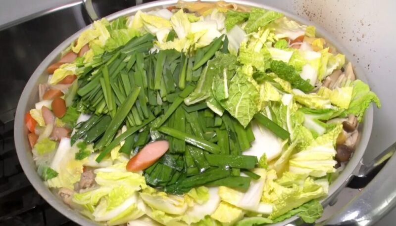 高砂部屋のちゃんこ長・朝心誠が作る具材たっぷりの塩炊きちゃんこ鍋