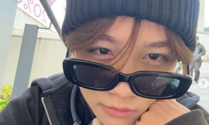 黒のニット帽とサングラスを着用した酒井理央さんの私服オフショット。カメラを見つめるクールな表情の高校生、酒井理央さん。