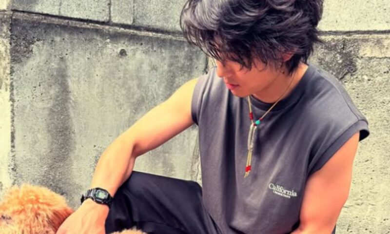 出口夏希の好きなタイプである「飾らない人間味」を感じさせる伊藤健太郎のプライベート姿