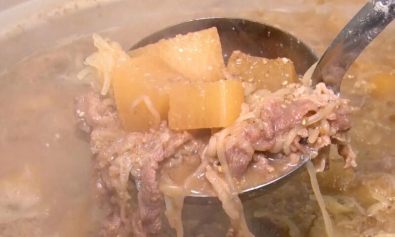 高砂部屋のちゃんこ長・朝心誠が作る時短レシピ「牛味噌煮込み」