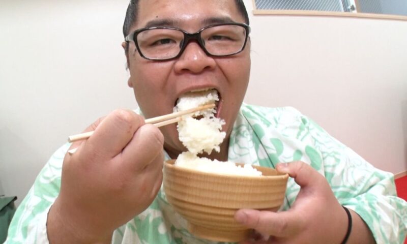 高砂部屋のちゃんこ長・朝心誠(あさしんじょう)がご飯を大口で食べる様子