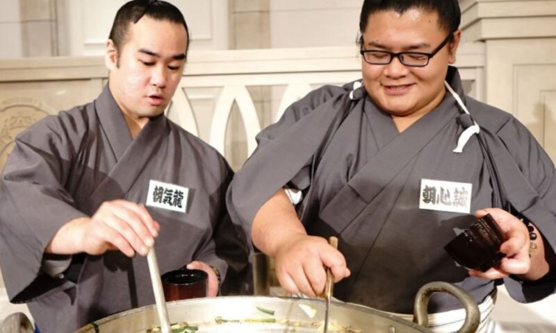 高砂部屋のちゃんこ長・朝心誠(右)と朝氣龍(左)が鍋を取り分ける様子