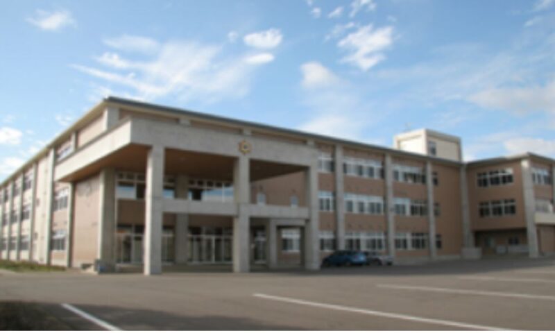朝昴の出身中学校であるつがる市立木造中学校の外観