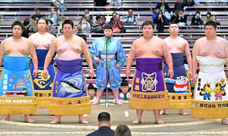 初土俵を踏む朝昴（前列右端）と新弟子たち（前列左から旭漣眞、旭轟星、翔盛、朝昴、後列左から伊藤、旭大陽）