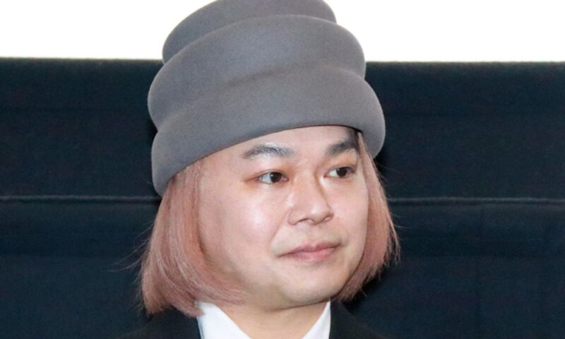 グレーの特徴的な帽子とピンク色の髪をしたピン芸人・中山功太