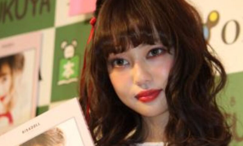 中村里砂 2015年スタイルブック『RISADOLL』発売記念イベントでの写真。ドーリーメイクが印象的な若い頃の姿