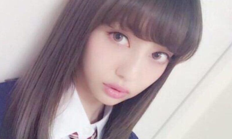 制服を着用した若い頃の中村里砂。ぱっつん前髪と大きな瞳が特徴的な「ペケポンプラス」出演時の写真