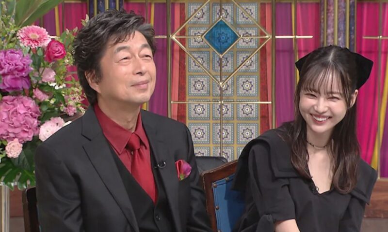中村里砂と父親の中村雅俊がテレビ番組で共演し、笑顔で見つめ合う様子。
