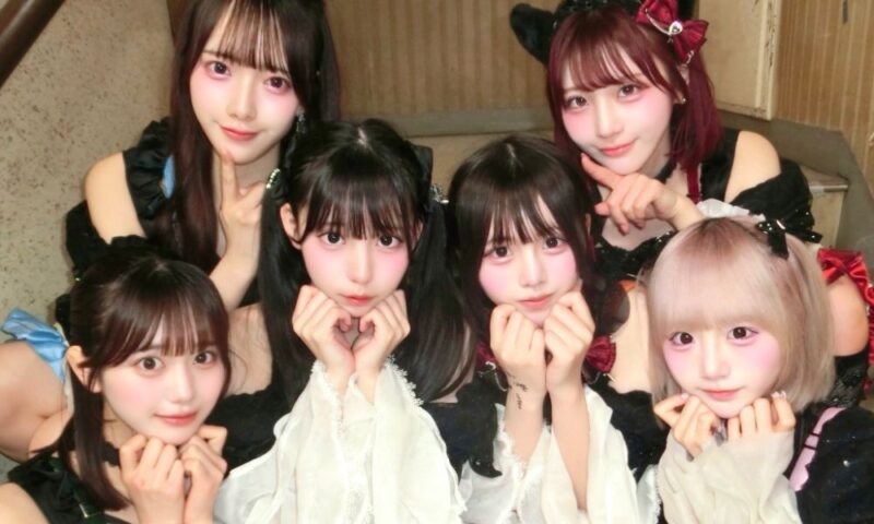 ステージ衣装姿の森なづなとHIGH SPIRITS（ハイスピ）メンバーの集合写真