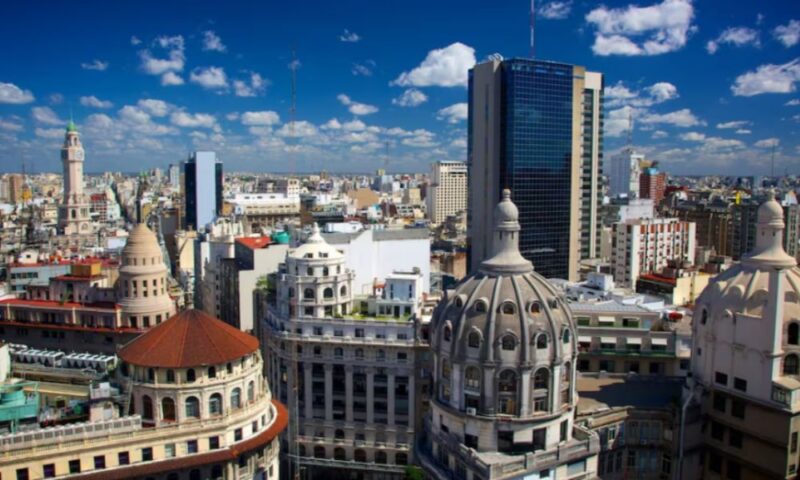 青空の下に広がるアルゼンチンの首都ブエノスアイレスの美しい街並みと歴史的な建造物群