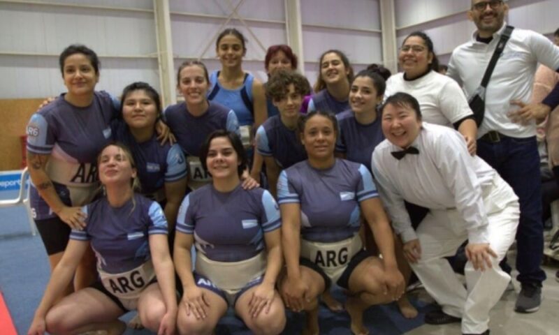 南米相撲選手権に出場したアルゼンチン代表の女子相撲チームと指導者たちの集合写真
