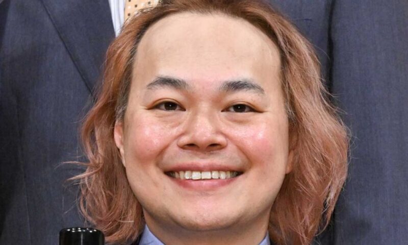 明るい茶髪のロングヘアで笑顔を見せるピン芸人・中山功太の現在の顔写真