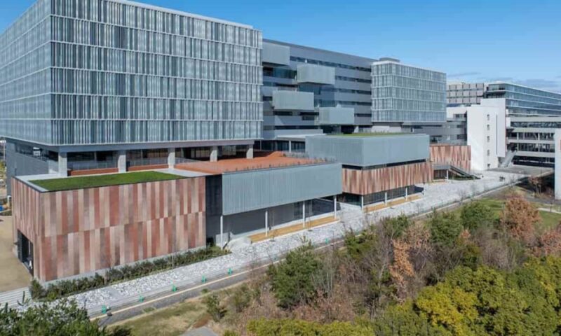 ルルデスさんが特訓に訪れた立命館大学の近代的なキャンパス外観