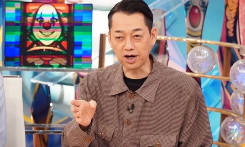 『奇跡体験!アンビリバボー』のテレビ番組出演中のバナナマン・設楽統のスクリーンショット。茶色いチェック柄のシャツを着て、身振り手振りを交えながらスタジオで話している様子。背景には番組セットのカラフルなモニターが写っている。