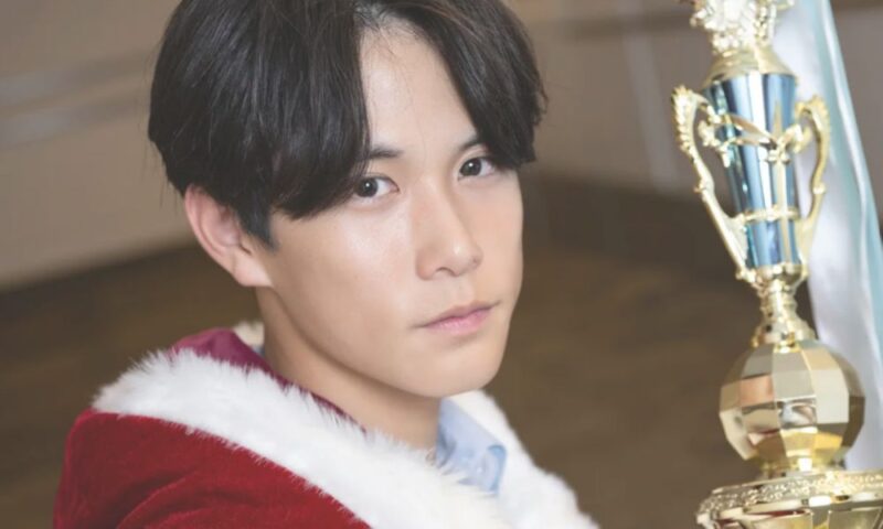 「高一ミスターコン2025」でグランプリを受賞しトロフィーを持つ江畑皇之介