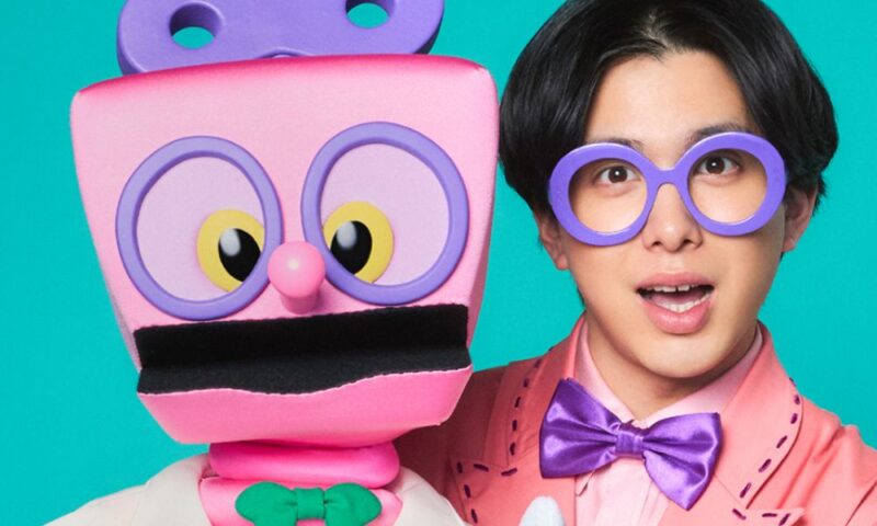 Eテレ『The Wakey Show』のキャラクター「ヴィーテ」と、中の人を務める助川真蔵さんのツーショット画像
