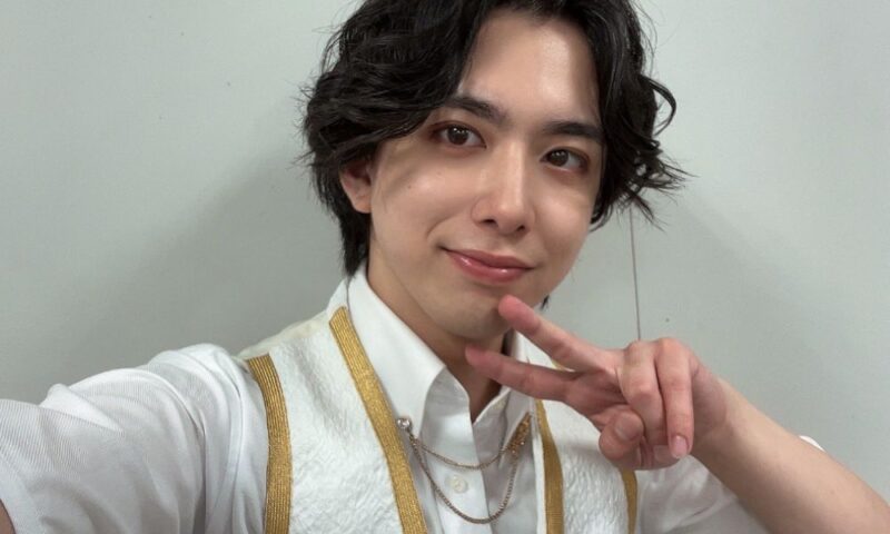 アイドルプロジェクト『UniteUp!』の衣装を着てピースサインをする助川真蔵さんの自撮り画像