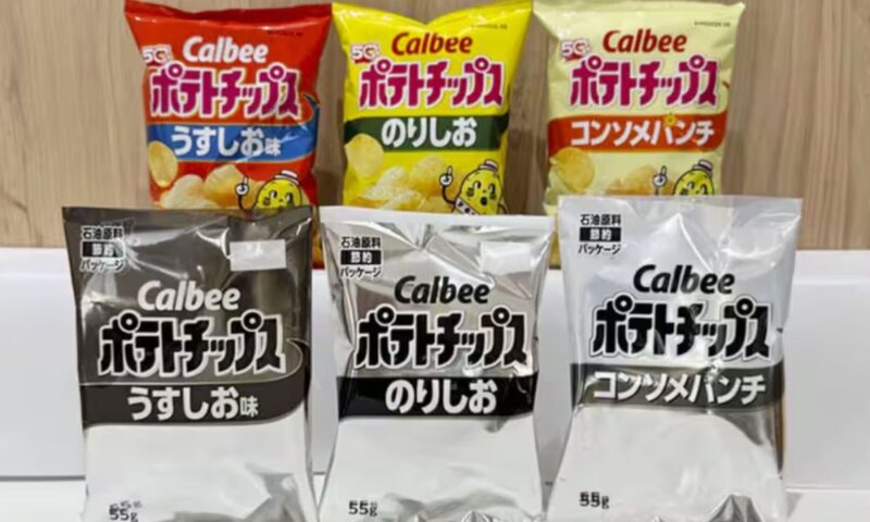 ナフサ不足対策としてインクを減らしたカルビーポテトチップスの石油原料節約パッケージ(下段)と通常パッケージ(上段)の比較