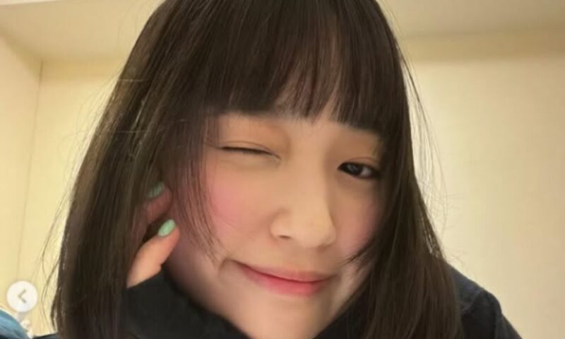 ウインクをして微笑むサバシスターのなち。ミントグリーンのネイルが可愛いアップショット。