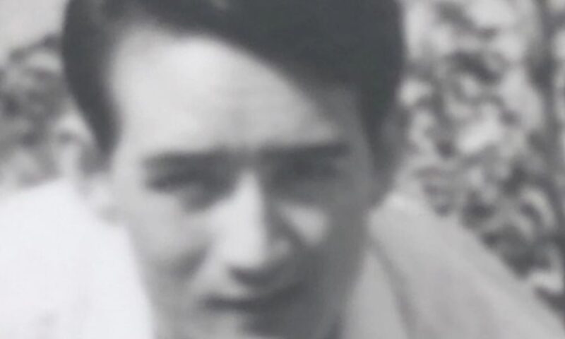 燁明（ようめい）の父親の若かりし頃のモノクロ写真