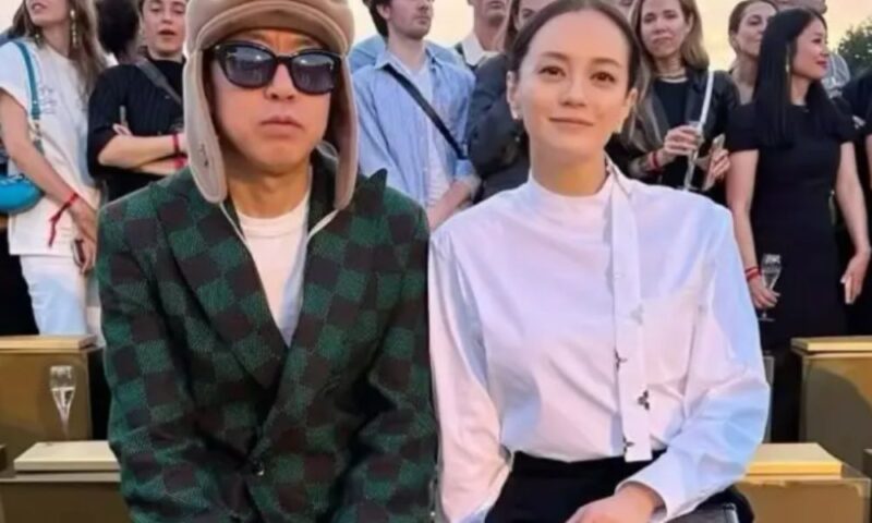 パリのファッションショーで客席に並んで座る牧瀬里穂と旦那のNIGO氏