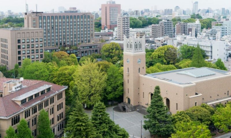 12浪の末に石黒秀朗さんが入学し、10年間在籍した早稲田大学のキャンパスと大隈講堂の風景