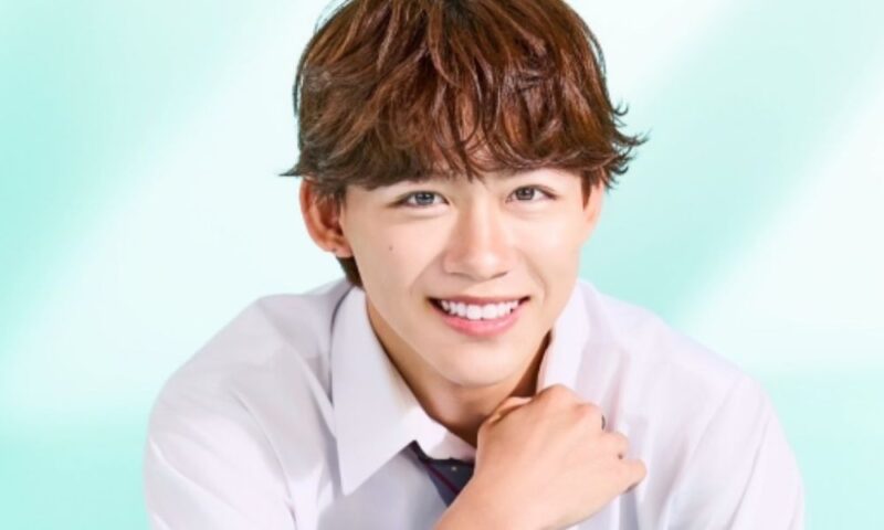 今日好きラヨーン編に出演する酒井理央さんの笑顔のポートレート。白シャツ姿で爽やかな表情を見せる高校3年生の酒井理央さん。