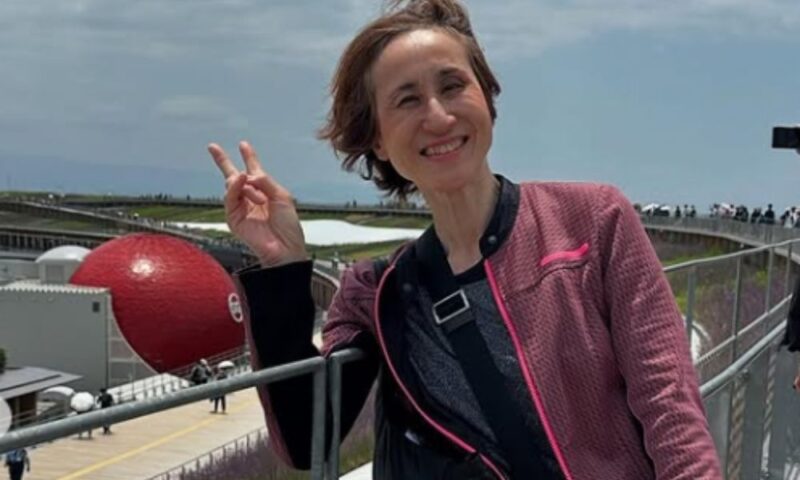 マリウス葉の母で元宝塚スターの燁明（ようあきら）。屋外で笑顔でピースサインをしている現在の姿