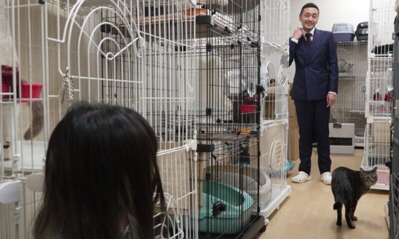 実家への挨拶のため、珍しくスーツ姿になった“革ジャン阪田”こと阪田泰志さんと、それを見守る婚約者の女性