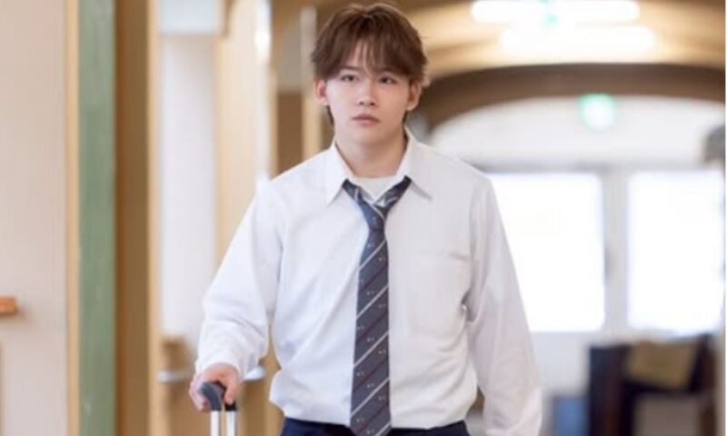 「今日好き」クライストチャーチ編に登場する酒井理央さんの制服ショット。白シャツにネクタイ姿で、緊張した表情でスーツケースを持つ酒井理央さん。