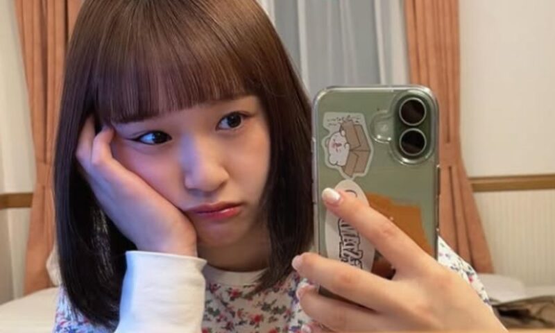 頬杖をついてスマホで自撮りをする可愛いサバシスターなち（なち Instagram be naturalより）