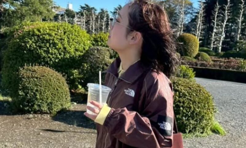 彼氏目線のようなお花見デート風のサバシスターなち（なち Instagram 今年初のお花見報告より）
