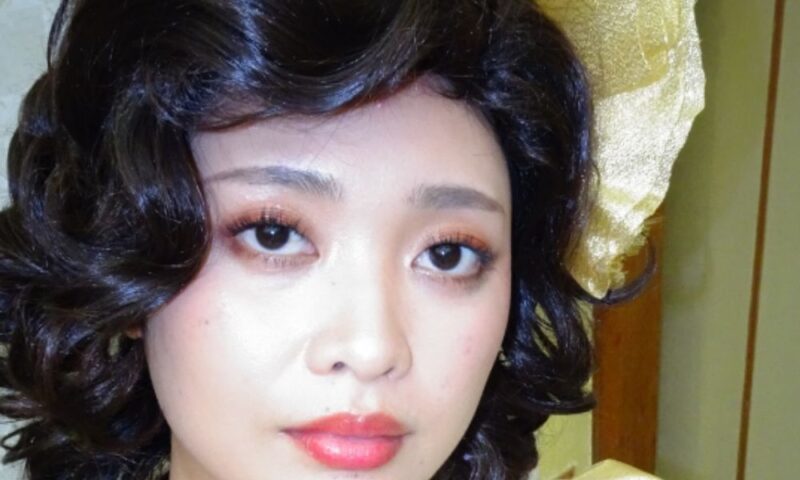 鹿児島でのものまねステージを終えたカトリーナ陽子のInstagramオフショット写真。山口百恵を彷彿とさせる昭和アイドル風のメイクとヘアスタイルです。
