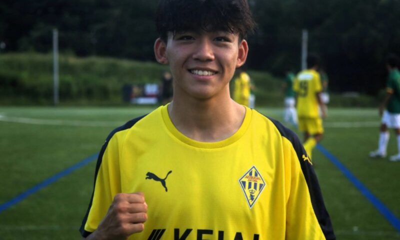 西武台高校のサッカーユニフォームを着て、試合後にガッツポーズを決めるMF酒井理央さんの笑顔の画像。