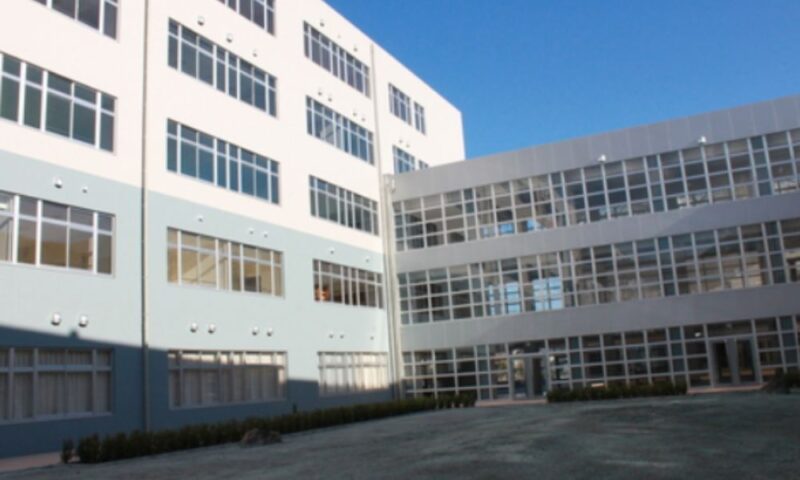 幹葉の出身校である徳島市立高校の校舎（中庭より本館・芸術館方向）