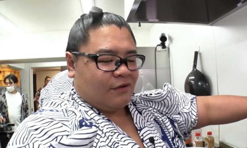 高砂部屋のちゃんこ長・朝心誠(あさしんじょう)が厨房で料理をしている様子
