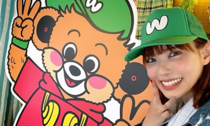 ウェイキーのパネルと並んで笑顔を見せる幹葉（スピラ・スピカ）