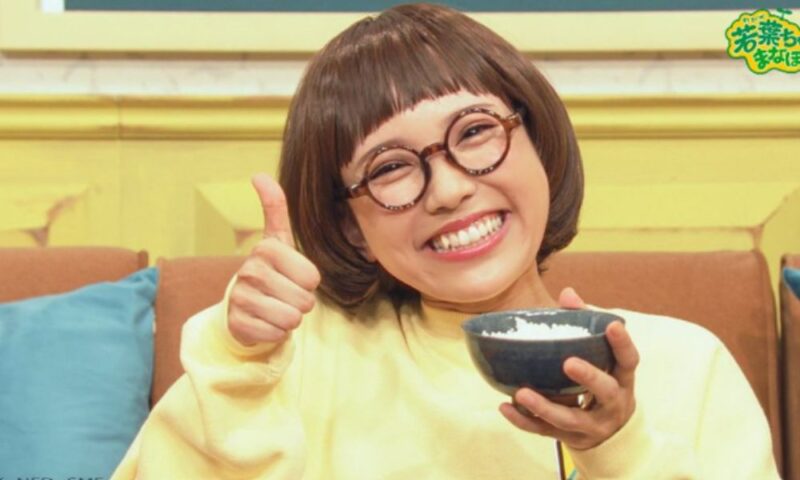 「若葉ちゃんと学ぼう」のコーナーで、ご飯をよそって笑顔でサムズアップする若葉ちゃん（幹葉）