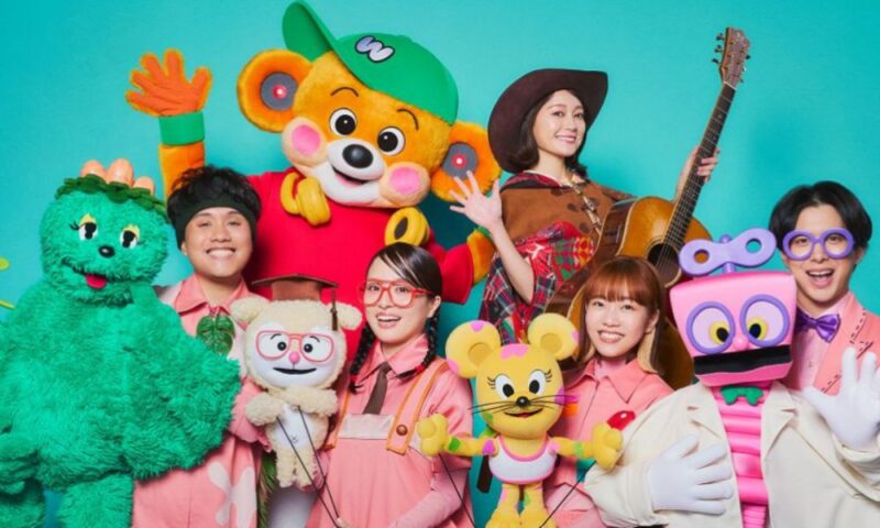 ウェイキーや若葉ちゃんをはじめとする『The Wakey Show』のキャラクターと出演者たちの集合写真