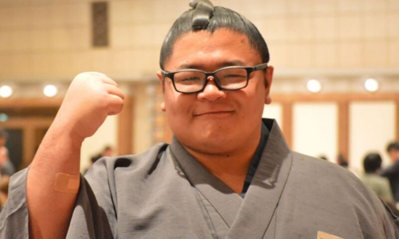 ガッツポーズをして笑顔を見せる高砂部屋の力士・朝心誠(あさしんじょう)