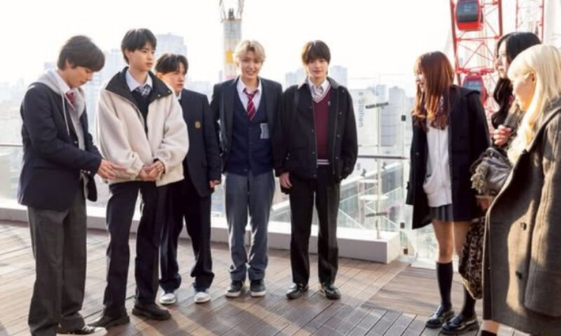 「今日好き」テグ編（卒業編2024）最終話のメンバー集合写真。テラスで制服姿の男女メンバーが並び、酒井理央さんも笑顔で写る集合ショット。