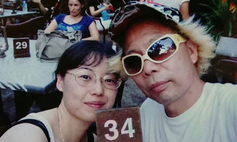 南部虎弾さんと妻・由紀さんの若い頃の夫婦写真。外のレストランで2人で写った初々しいツーショット