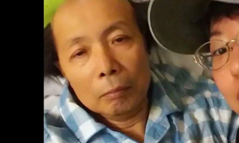 南部虎弾さんと妻・由紀さんの写真。パジャマ姿で寝ている南部虎弾さんと、そばで見守る由紀さんの2ショット