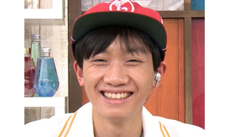 テレビ朝日『サンドウィッチマン＆芦田愛菜の博士ちゃん』のスタジオで、赤いキャップをかぶり笑顔でこちらを向く昭和家電が好きな男性出演者のアップ写真