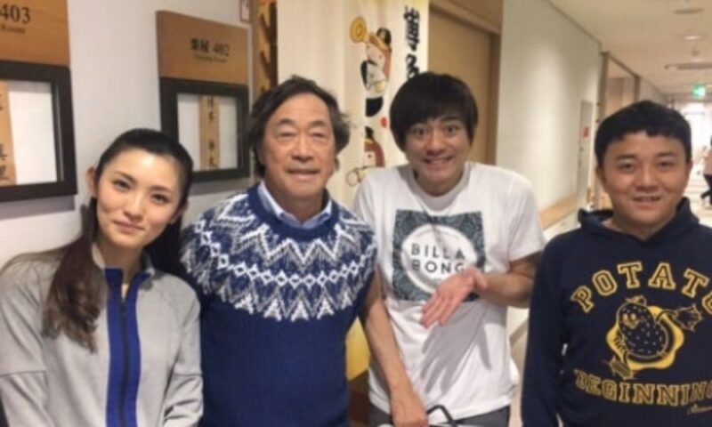 楽屋402前で撮影された記念写真。左から星野真里、武田鉄矢、博多華丸（文月堂の手提げ袋を持つ）、博多大吉